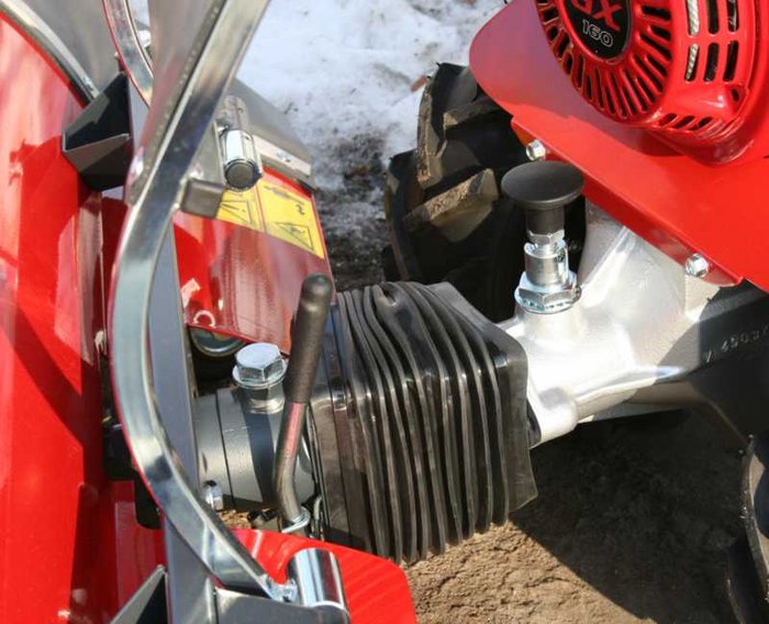 u2896_4271_image-3 Kardan-/Gelenkwellenantrieb mit Seitenverstellung der Kehrmaschine