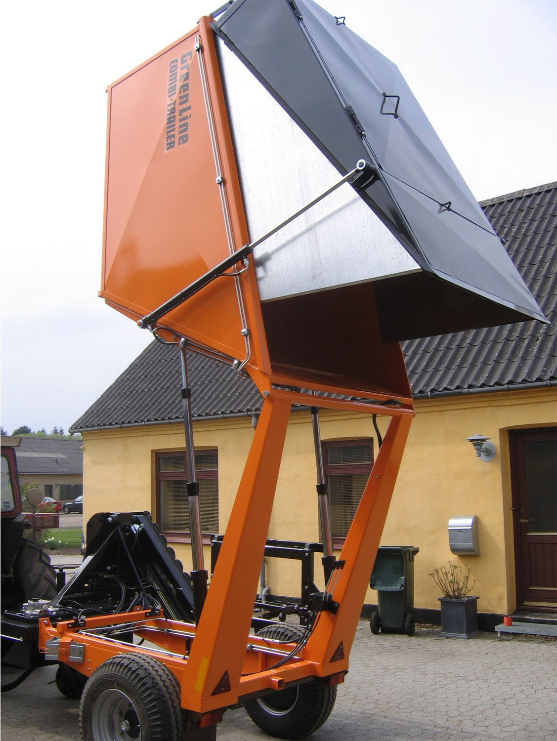 Müllwagen beim Auskippen