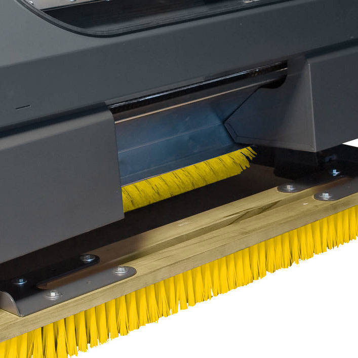 CareMax CM2B - Heckanbaugerät mit integrierter Rotationsbürste, Schleppbesen und Anfahrschutz
