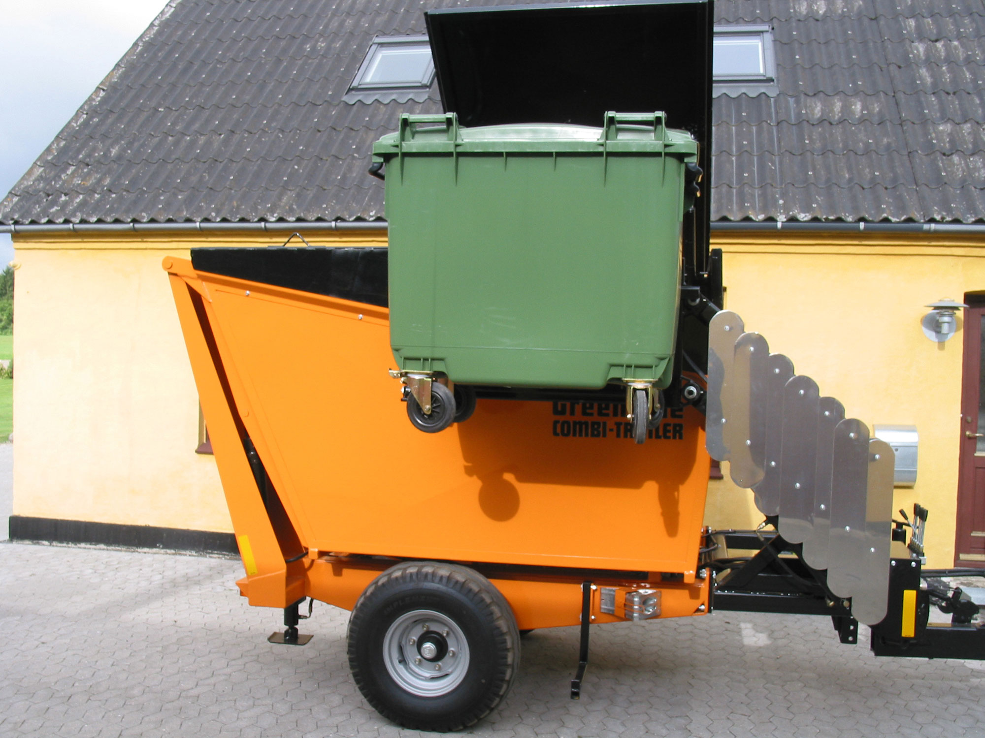 Müllwagen beim Einladen